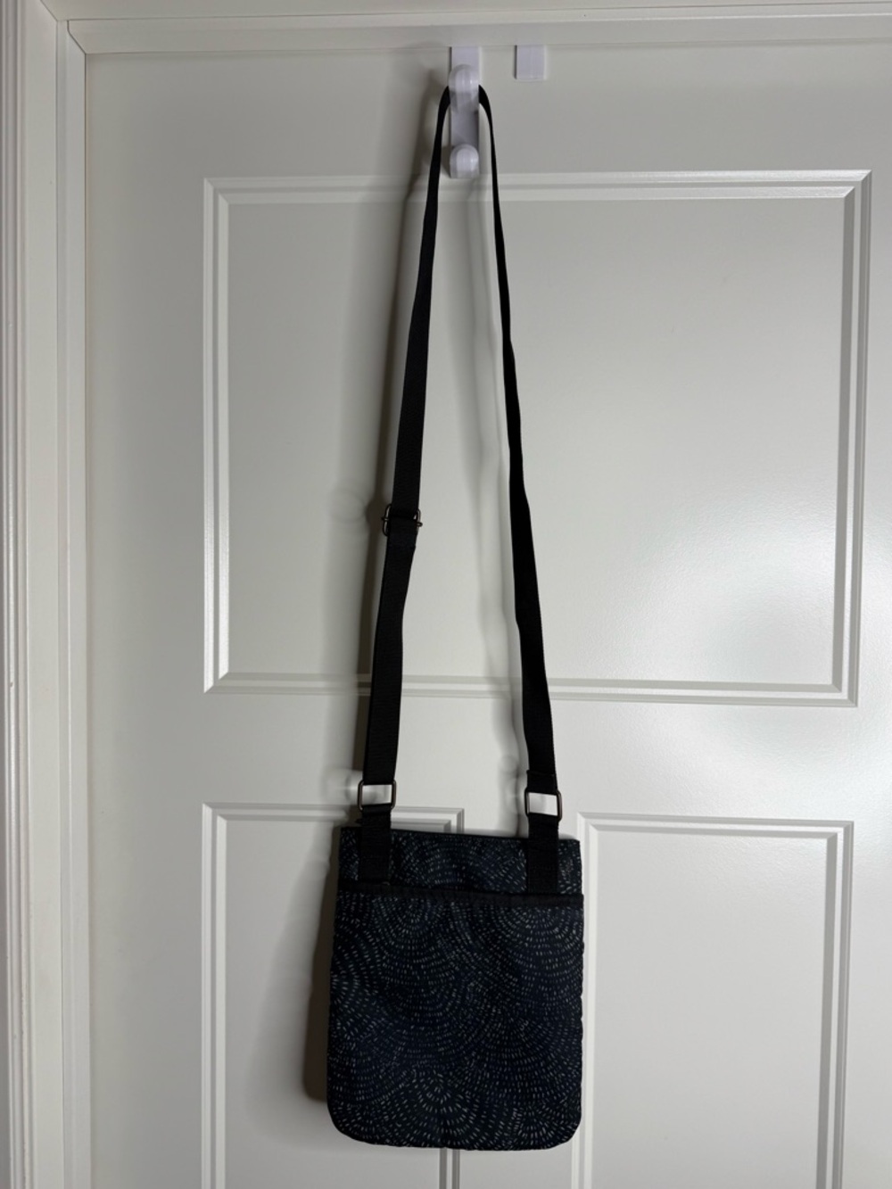 Women’s Eddie Bauer Crossbody Bag, Black - Picture 5 of 10